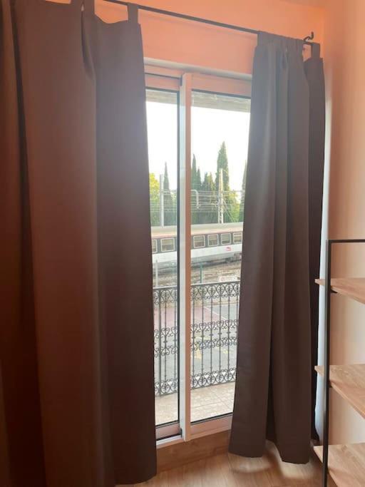 Appartement Confort Equipe Au Coeur De Beziers Bagian luar foto